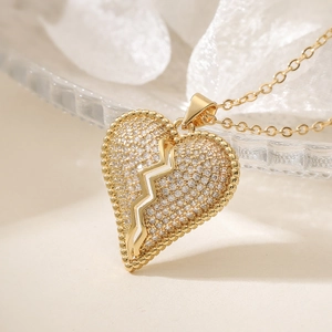 Collier doré avec pendentif cœur brisé serti de zircons brillants pour un look élégant