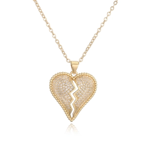 Vue détaillée d'un collier avec pendentif cœur plaqué or et pierres de zircon brillant