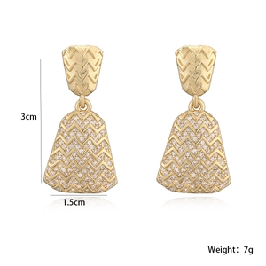 Détail de boucles d'oreilles géométriques plaquées or 18 carats avec zircons blancs