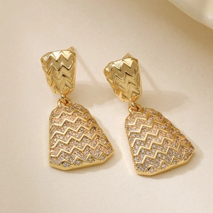 Boucles d'oreilles géométriques dorées 18K avec texture zigzag et incrustations de zircon