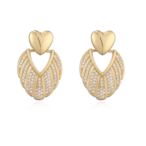 Vue détaillée des boucles d'oreilles cœur et éventail plaquées or 18 carats avec zircons