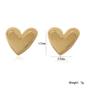 Boucles d'oreilles cœur plaquées or 18K avec texture brossée et détails de taille 1,7 cm