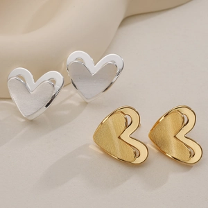 Boucles d'Oreilles Puces Coeur en Cuivre Avec Tige en Or 18K Texture Brossée Boucles d'Oreilles Coeur Femme Bijoux Minimalistes