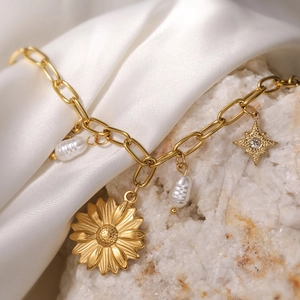 Bracelet chaîne trombone plaqué or 18K avec tournesol, étoile zircon et perles baroques