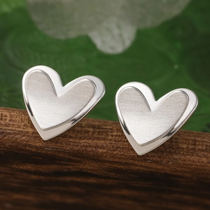 Élégantes boucles d'oreilles cœur plaquées or 18 carats avec texture argentée et bords polis