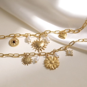Bracelet plaqué or 18 carats avec breloques cœur fleur soleil et perles d'eau douce blanches