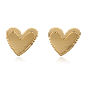 Détail de boucles d'oreilles cœur plaquées or 18 carats avec finitions polies et brossées