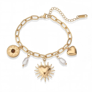 Macro de bracelet plaqué or avec perles baroques et pendentifs cœur et soleil