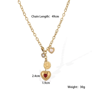 Détail du collier chaîne dorée de 49cm avec pendentifs cœur et indication de 30g