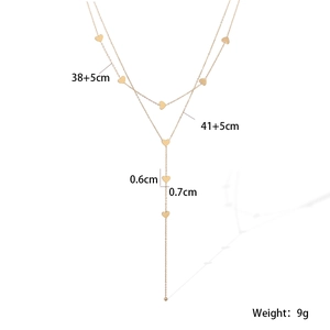 Détail du collier multi-rangs doré avec cœurs, dimensions et poids léger de 9g