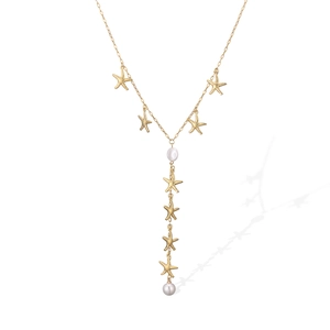 Élégant collier en Y avec étoiles de mer dorées et accents de perles blanches de luxe