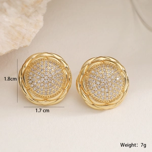 Detailed view of 18K gold plated heart earrings with zircon inlay and twisted rope texture