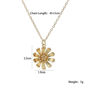 Collier tournesol plaqué or 18 carats avec oxydes de zirconium sur fond blanc