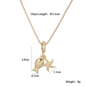 Détail du collier pendentif étoile de mer et poisson en or 18K avec zircone
