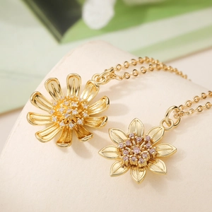 Collier Pendentif Tournesol en Cuivre Plaqué Or 18K Exquise Marguerite en Zirconia Collier Ras du Cou pour Femmes Bijoux Simple Cadeau