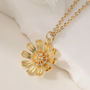 Collier pendentif tournesol plaqué or 18 carats avec zircon sur une base en pierre blanche