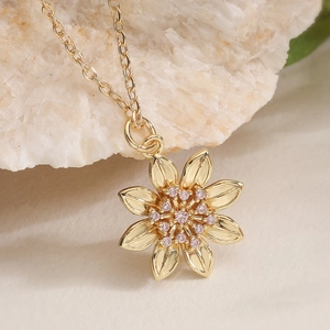 Collier pendentif tournesol doré avec centre en zircon rose et chaîne fine