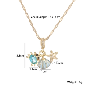 Détail du collier océan plaqué or 18 carats avec pendentifs crabe coquillage et étoile