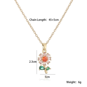Dettaglio collana a fiori con petali rosa e pietra centrale arancione su sfondo bianco
