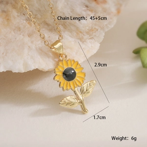 Dettaglio macro delle dimensioni della collana con ciondolo a girasole placcato oro 18K