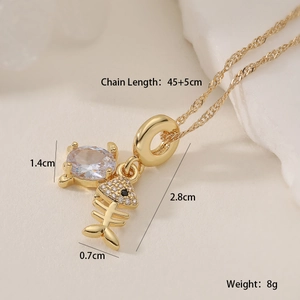 Vue détaillée du collier plaqué or 18K avec zircon rond et pendentif en forme d'arête