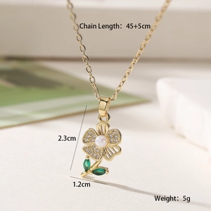 Dettaglio pendente a fiore in oro 18K con pietre verdi e perla, misura 2,3x1,2 cm