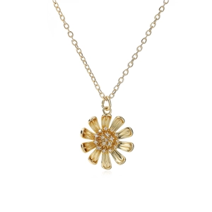Gros plan du pendentif tournesol plaqué or 18 carats avec des pierres de zircon serties