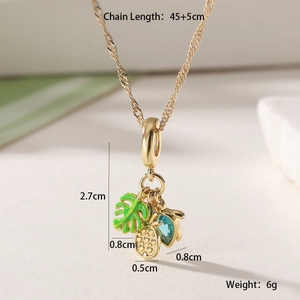Détail du collier plaqué or 18K montrant les dimensions des pendentifs tortue et ananas
