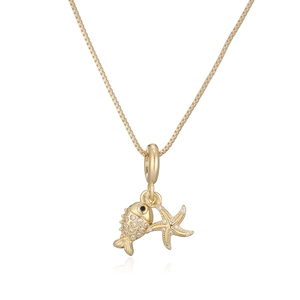 Détail du collier plaqué or 18K avec pendentif étoile de mer et poisson sertis de zircons