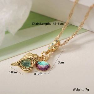 Détail du collier en plaqué or 18K avec pendentifs conque et coquillage et gemme verte