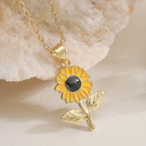 Collana con ciondolo girasole minimalista placcata oro 18K con petali di smalto giallo
