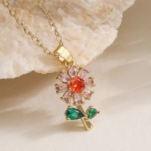 Collana con ciondolo a fiore placcato oro 18K con cristalli rosa su pietra bianca