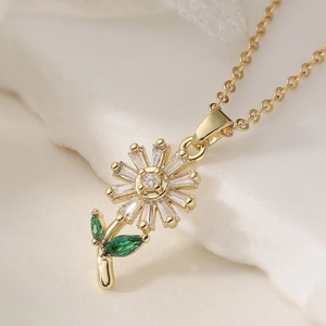 Elegante collana a margherita placcata oro 18K con cristalli di zircone lucidi
