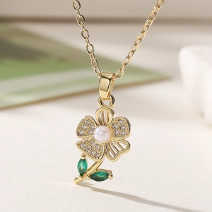 Collana girasole placcata oro 18K con perla, petali di zircone e foglie verdi lucide