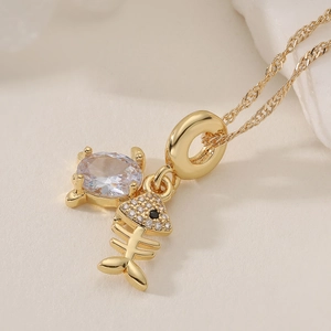 Collier élégant plaqué or 18 carats avec pendentif arête de poisson et zircon