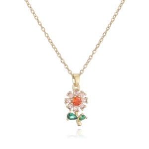 Collana placcata oro 18K con ciondolo a fiore in zircone rosa e dettagli verdi