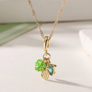 Collier plaqué or 18 carats avec pendentifs feuille tropicale, ananas et tortue de mer