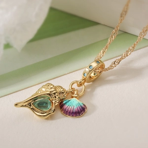 Collier marin plaqué or 18K avec pendentif coquillage, zircon vert et charme de mer