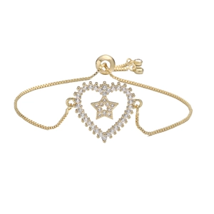Détail du bracelet cœur et étoile plaqué or 18 carats avec pierres de zircon pavées