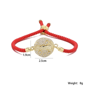 Vista detallada de la pulsera cuerda roja Virgen María bañada en oro 18K con circonitas
