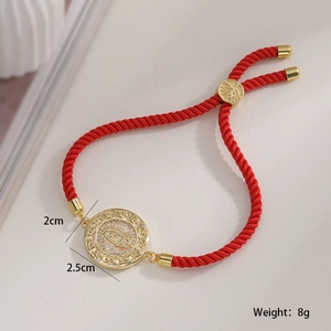 Primer plano del colgante Virgen María bañado en oro 18K con cordón rojo y circonitas