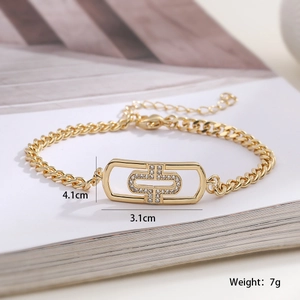 Détails du bracelet croix plaqué or 18 carats dimensions 4,1 cm x 3,1 cm et poids 7 g
