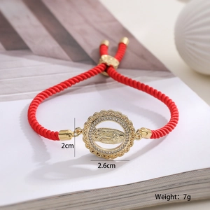 Detalle de pulsera de cuerda roja con medalla de la Virgen María bañada en oro de 18 quilates