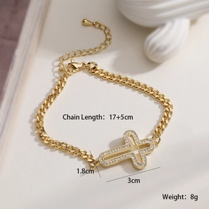 Détail macro du bracelet croix plaqué or 18 carats avec zircons et spécifications de taille