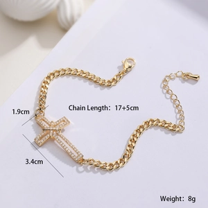 Détail du bracelet croix plaqué or 18 carats montrant les dimensions du pendentif