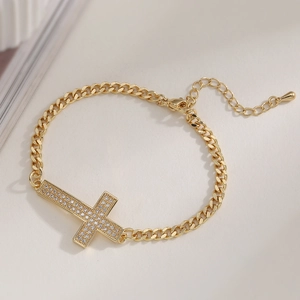 Bracelet cubain plaqué or 18 carats avec un pendentif croix en zircone brillant pour femme