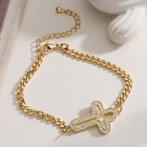 Bracelet croix chic plaqué or 18 carats avec zircons et chaîne cubaine