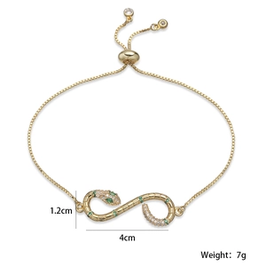 Dettaglio del bracciale a serpente placcato oro 18K con charm infinito e zirconi