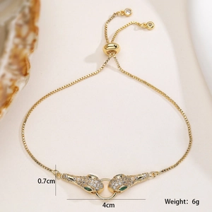 Dettaglio del bracciale a doppia testa di leopardo placcato oro 18K con pietre e zirconi