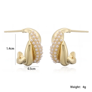 Vue détaillée de boucles d'oreilles en C dorées 18K avec perles de 1,4cm sur 0,5cm